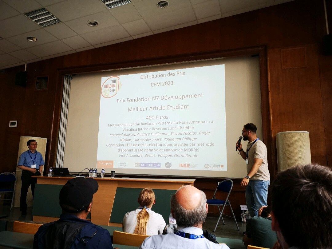 Youssef Rammal, doctorant au laboratoire XLIM, lauréat du Prix du meilleur papier étudiant à la conférence CEM 2023 à Toulouse. Son papier montre comment mesurer le diagramme de rayonnement d’une antenne dans une cavité réverbérante chaotique